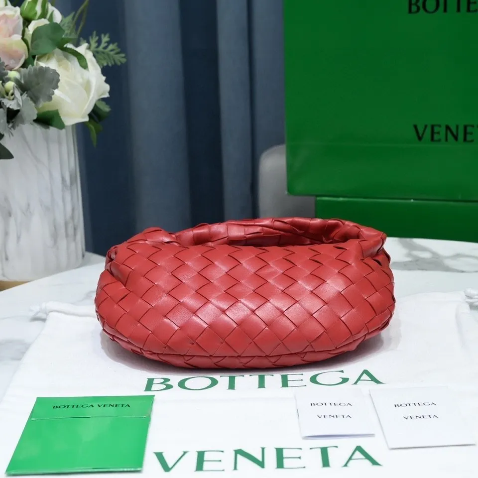 Batch 1120 BV Bottega Veneta's new early spring women's MINI JODIE handbag BV bag 🔥The new method is based on the original rounded corners, knotted with classic woven leather round hobo bag, The most iconic triangular pull-out design, using sheepskin draped soft shape, is super suitable for concave shapes~ Jodie feels really gentle to people, and is definitely the best item for daily matching. It has the same weave, new elements and twists, is compact and versatile, and is the new favorite of street style Internet celebrities! Dimensions: 23x28x8 Model: 6699-1